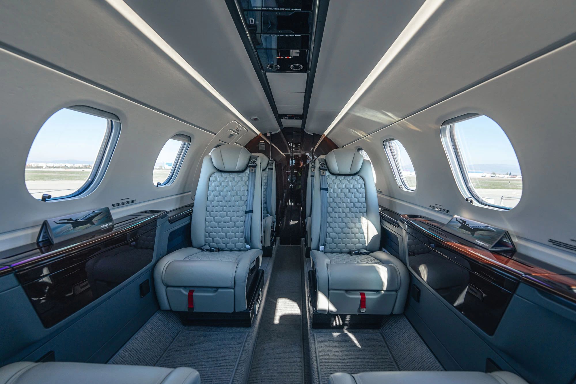 Embraer Phenom 300E - AREP Aviation Ltd. - 6