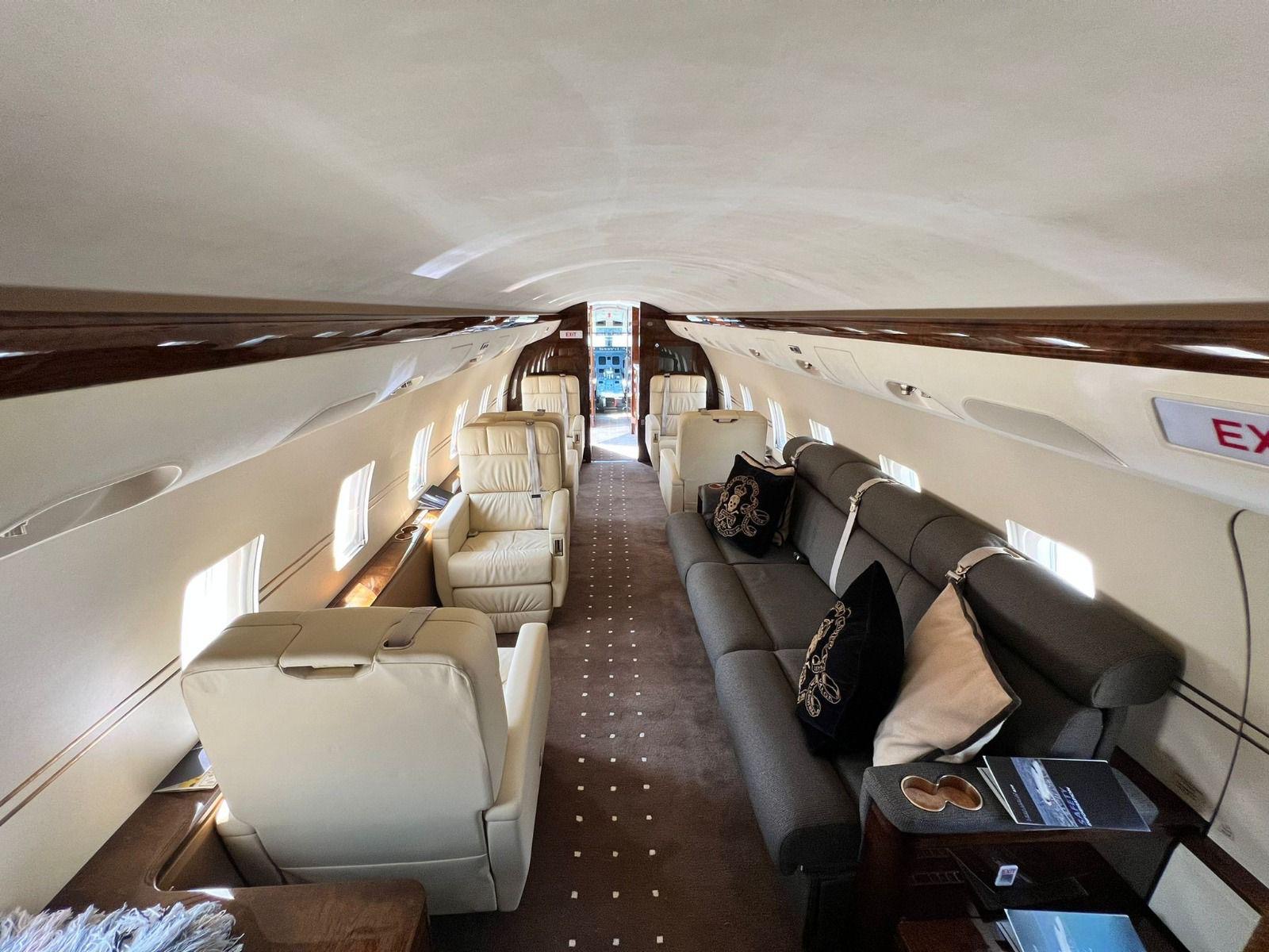 Bombardier Challenger 850 - AREP Aviation Ltd. - 6