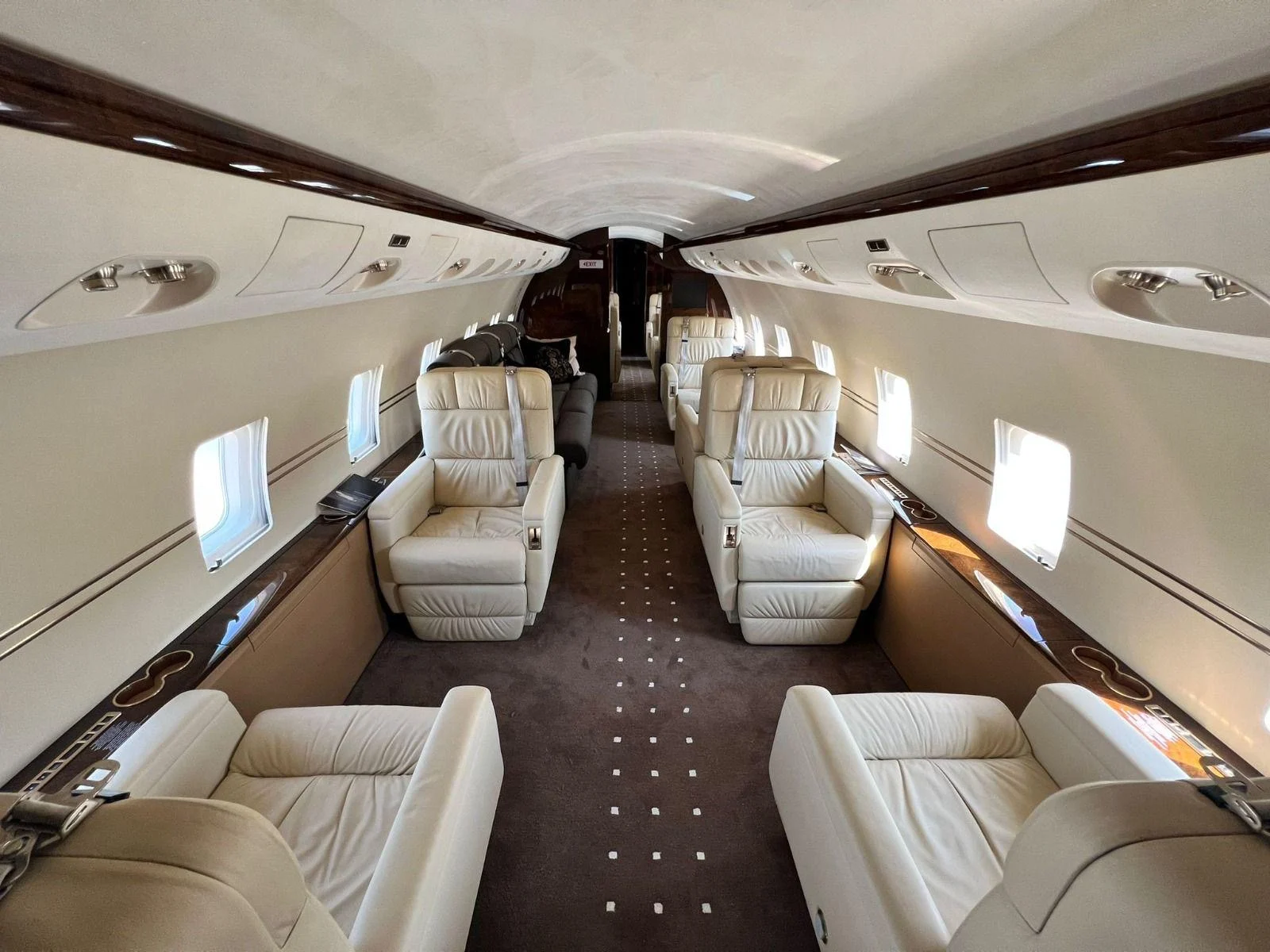 Bombardier Challenger 850 - AREP Aviation Ltd. - 7